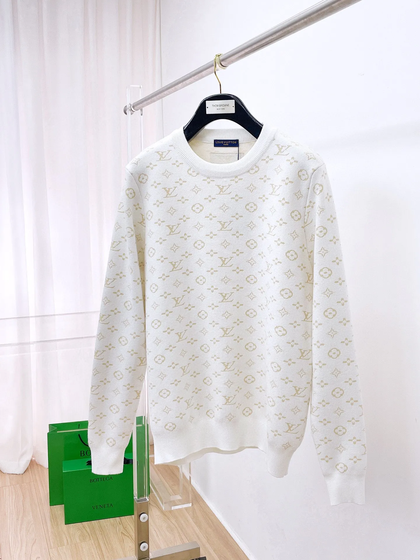 🅿️440 LV 2025ss new wool blended round neck long sleeve sweater cardigan bottoming shirt, high-end version! The custom-made fabrics at the counter are highly breathable and comfortable, with impeccable details and brand element design concepts, reflecting high quality. It feels delicate and soft! It presents a casual cut and the upper body shape is great! 🐉Code size: M-3XL